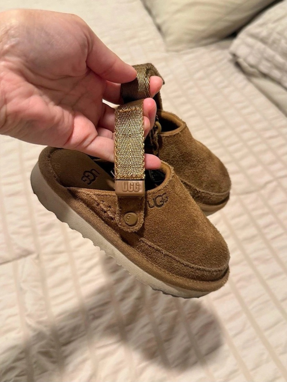 UGG golden star clogs toddler